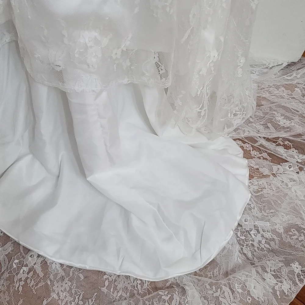 NWT Brides Wedding Dress White Sheer Lacy Floral Zips Train Lined Size 10‎ READ